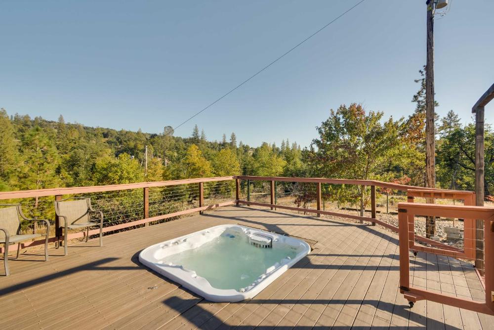 Waterfront Mariposa Vacation Rental with Hot Tub